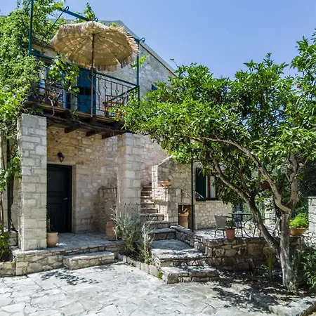 Adamantia Small Maissonette M2